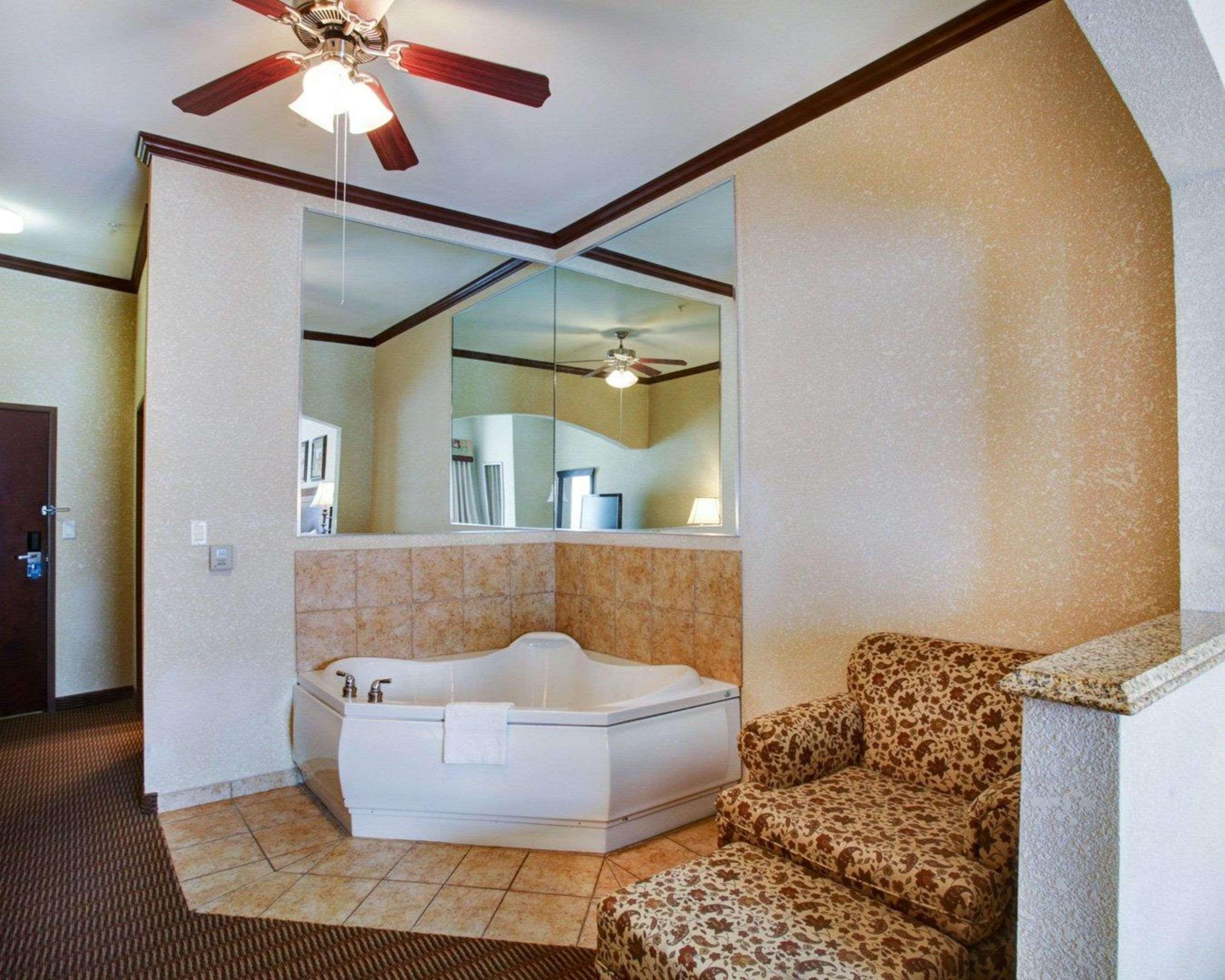 קולג' סטיישן Comfort Suites University Drive מראה חיצוני תמונה